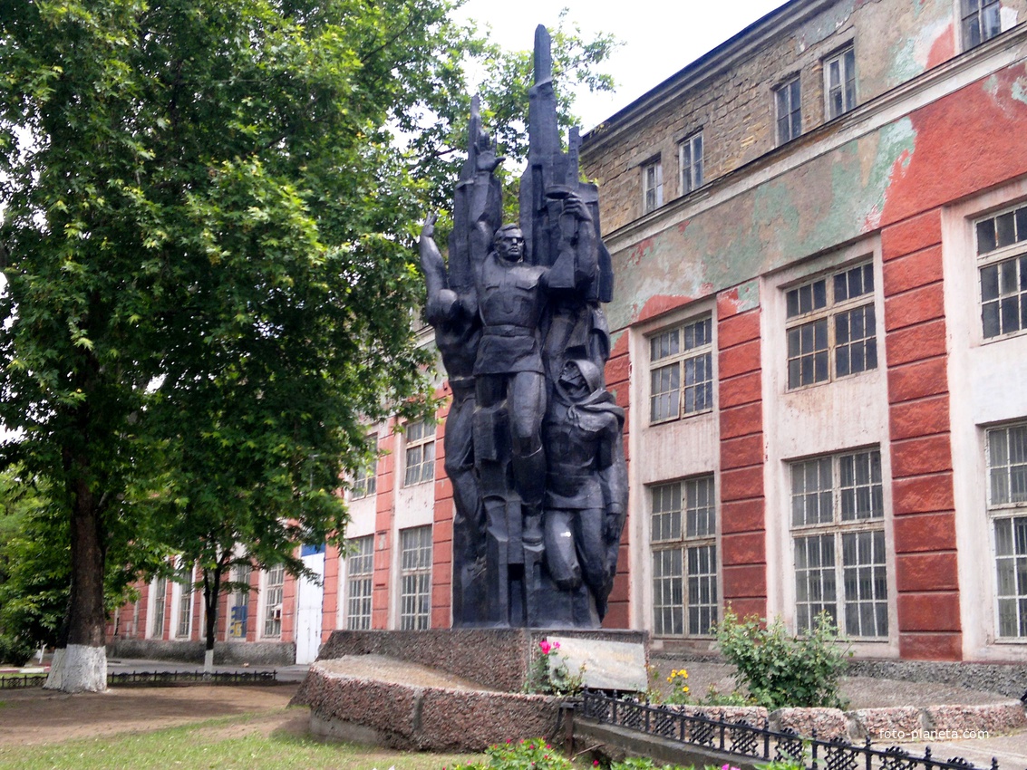 Памятник воинам-зоровцам, погибшим в годы Великой Отечественной войны.