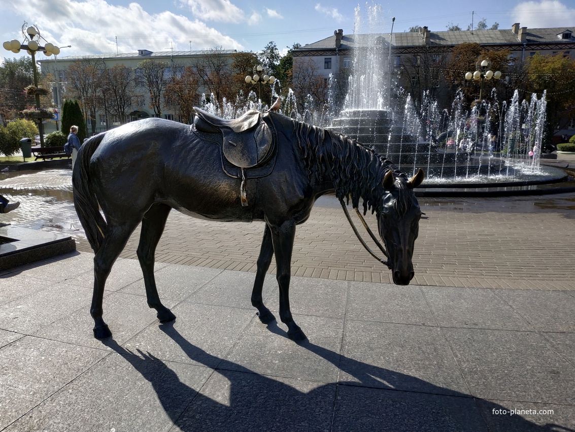 Комаровский рынок Минск - памятник лошади