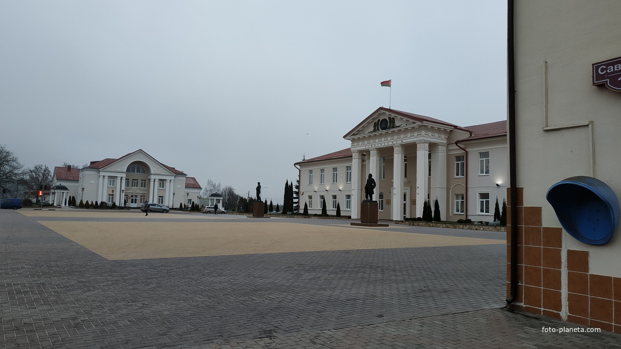 Площадь перед райисполкомом г. Логойска