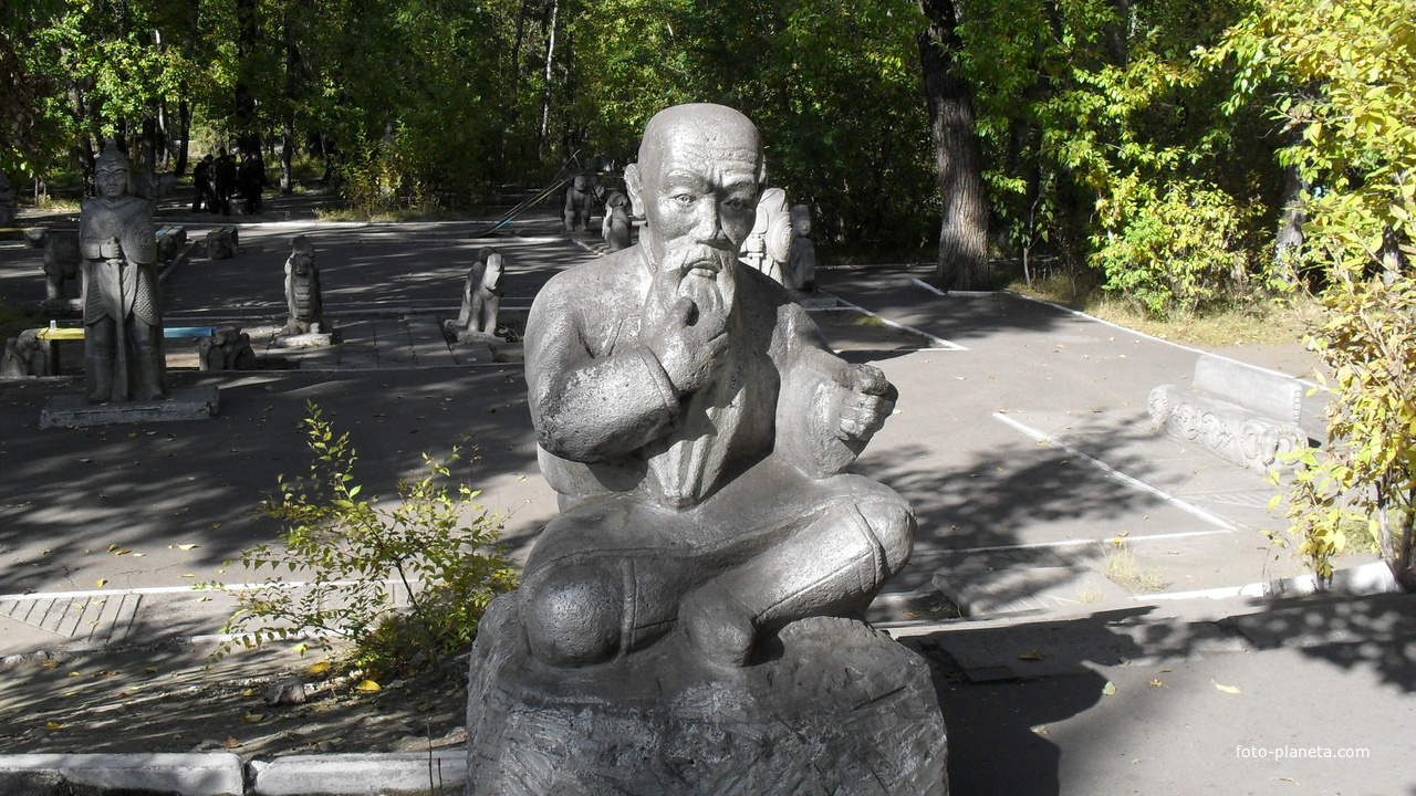 Скульптура старца в парке культуры и отдыха.
