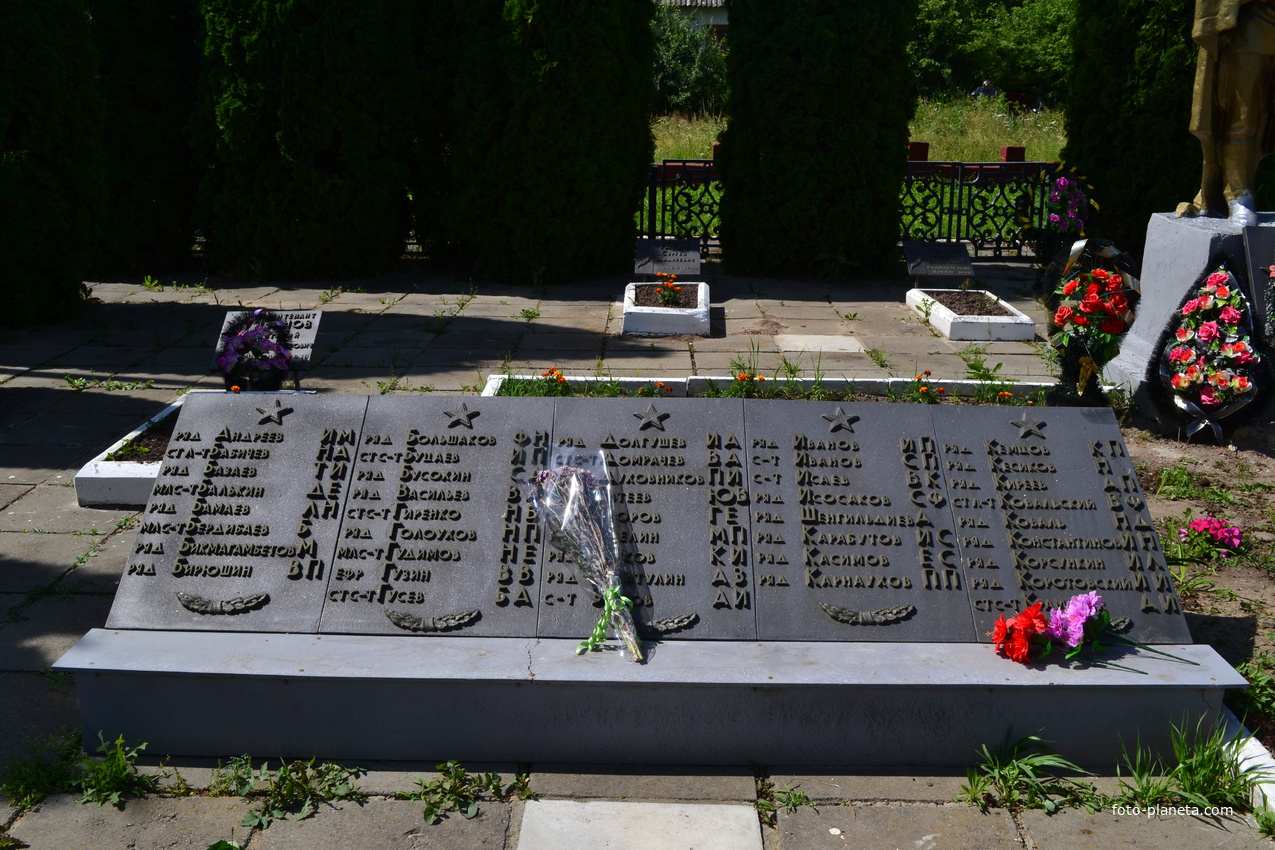 Мемориальная плита с именами павших советских воинов.Город Новосиль