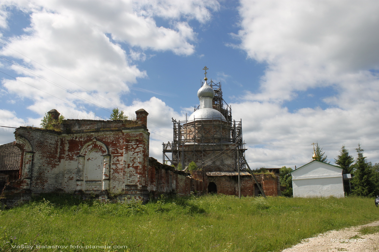 Руины Петропавловской церкви (слева), реставрация Успенской церки (в центре), справа часовня Серафима Саровского