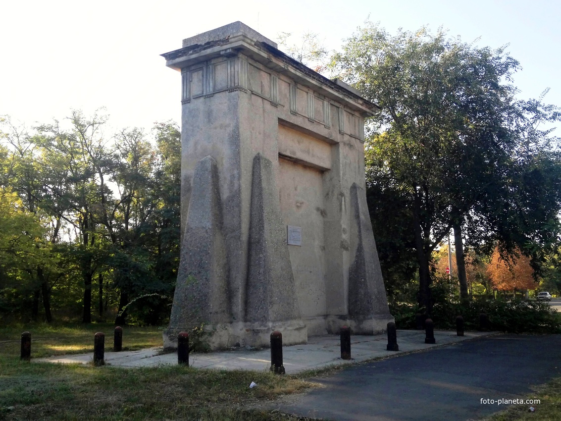 Памятник гибели социалистов-интернационалистов (здесь была расстреляна Жанна Лябурб).