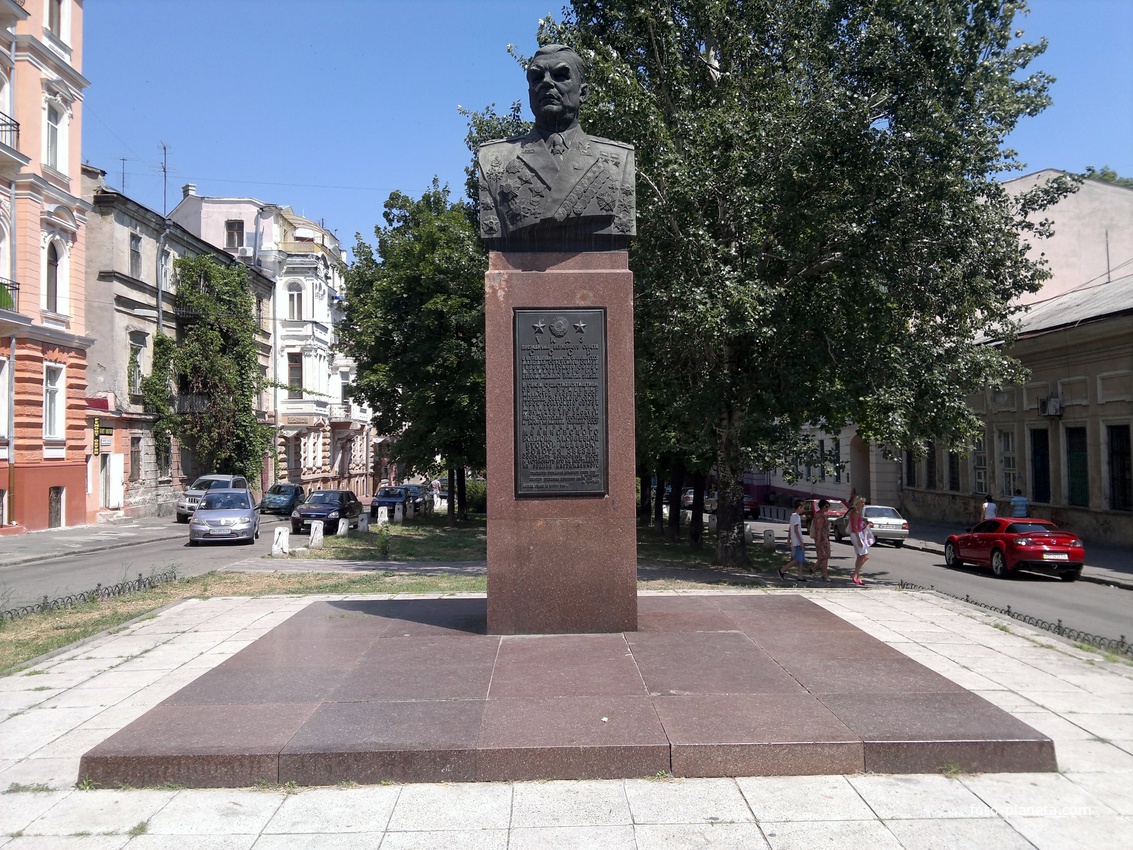 Памятник Родиону Яковлевичу Малиновскому.