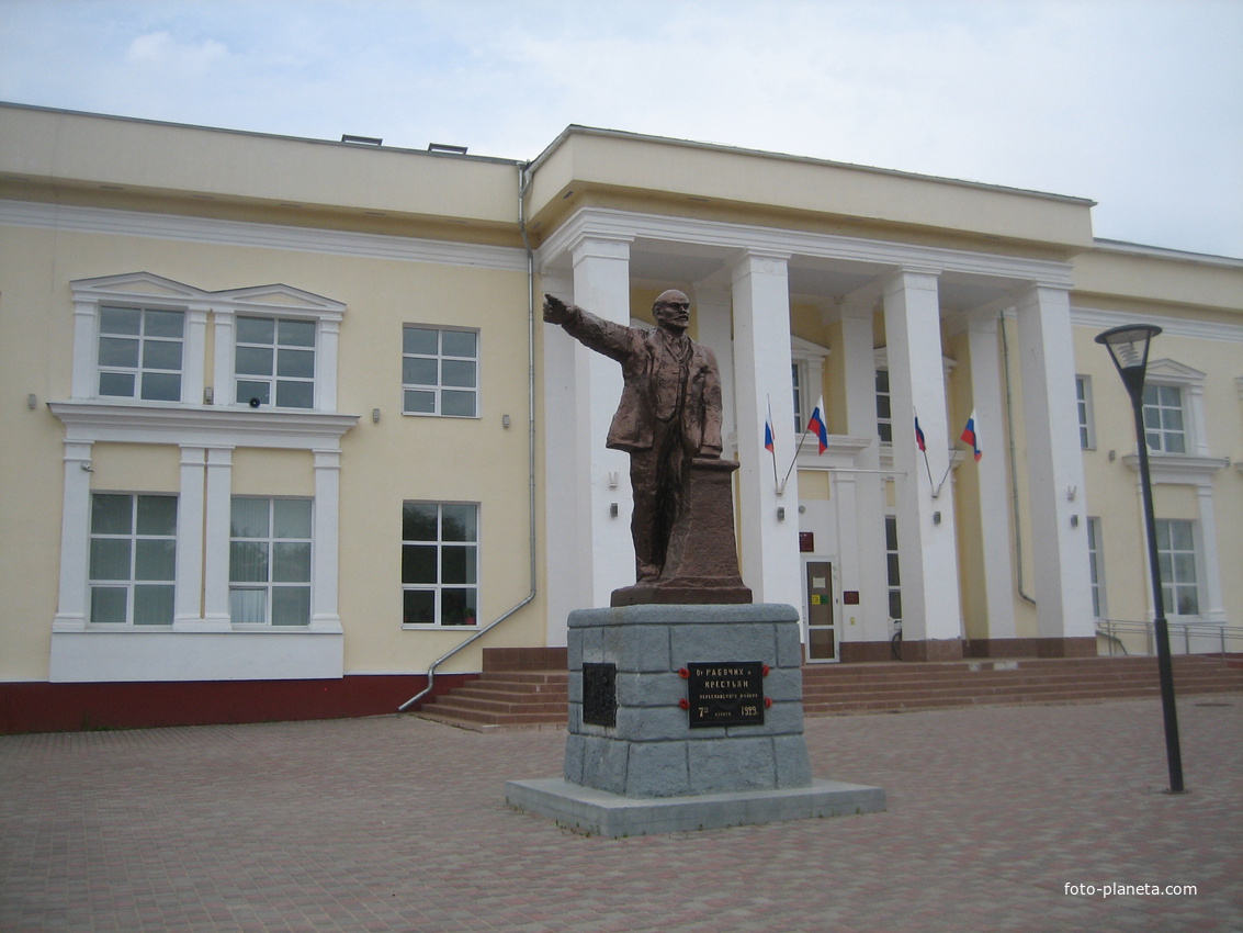 Памятник Ильичу от рабочих и крестьян