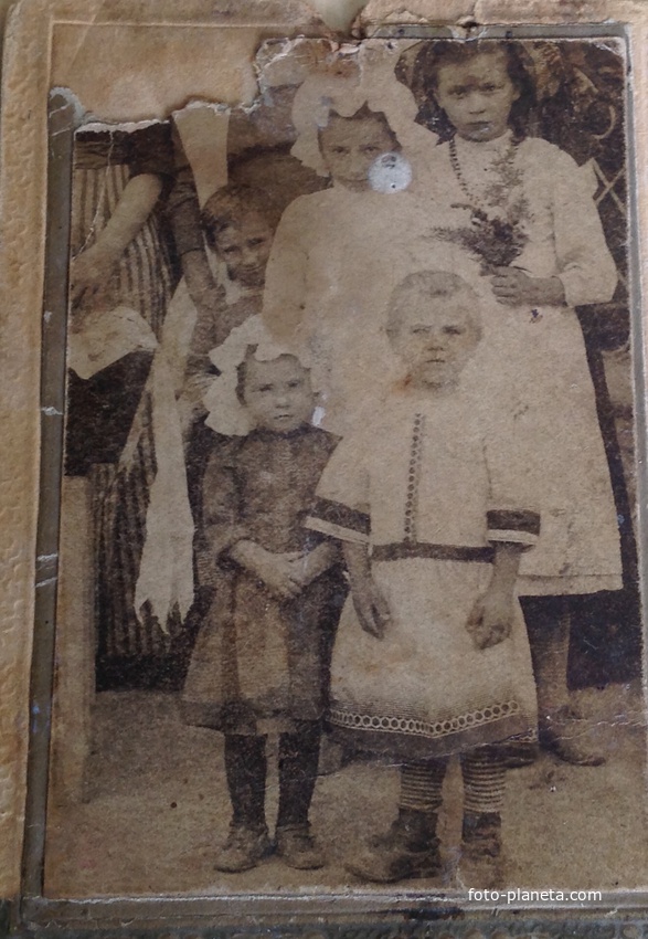 Жители дер.Шмакова Балка:моя бабушка-Стрыгина Лида(внизу справа) в детстве среди хуторян