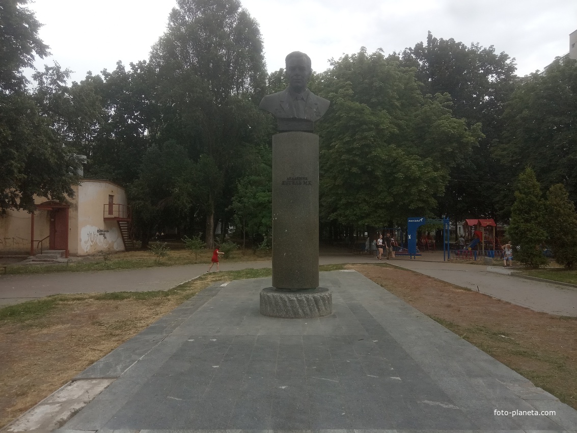 Памятник Академику Янгелю.
