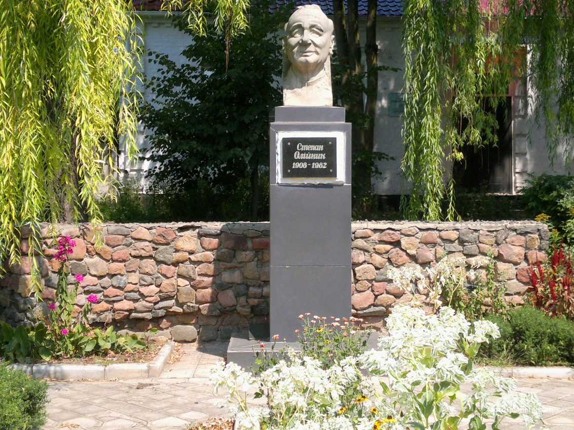 Балта. Памятник Степану Ивановичу Олейнику.