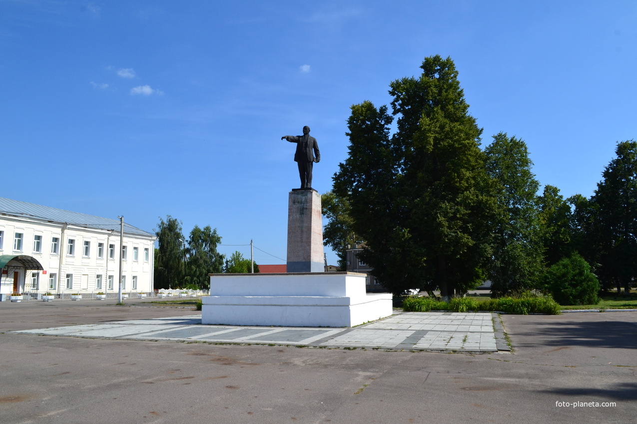 Памятник В.И.Ленину. Посёлок Кромы