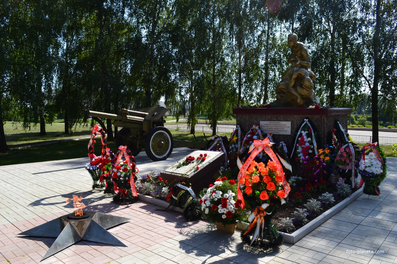 Братская могила павших советских воинов в  пгт.Кромы в день 77 годовщины освобождения посёлка от немецко-фашистских захватчиков