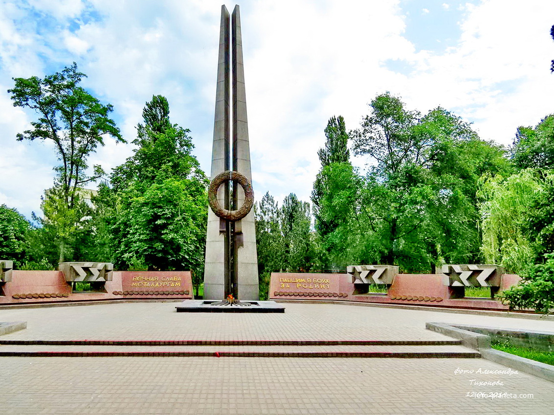 Мемориал ВОВ, Сквер «Место столкновения рабочих металлургического и котельного заводов с полицией»