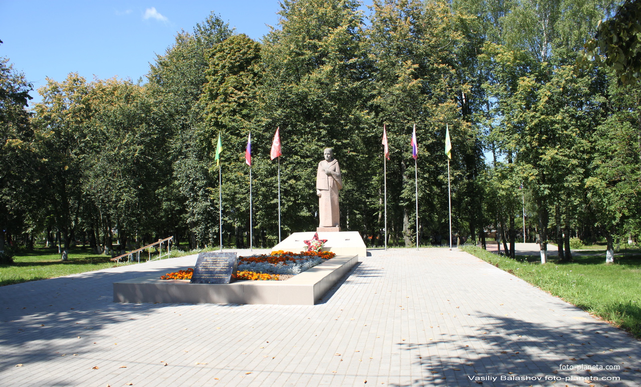 Скульптура &quot;Скорбящая мать&quot; у братского захоронения воинов, умерших от ран в госпитале г. Киржач в 1941-1945 г