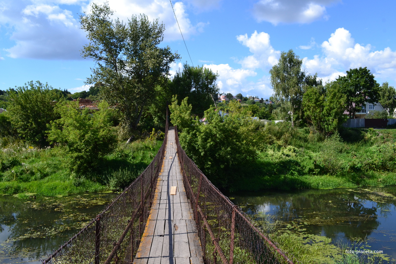 Подвесной мост через реку Нугрь. Город Болхов