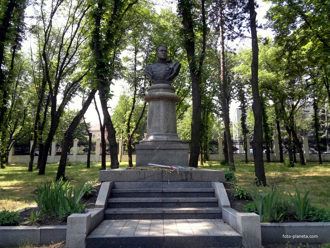 Памятник Василию Петровичу Каруна.