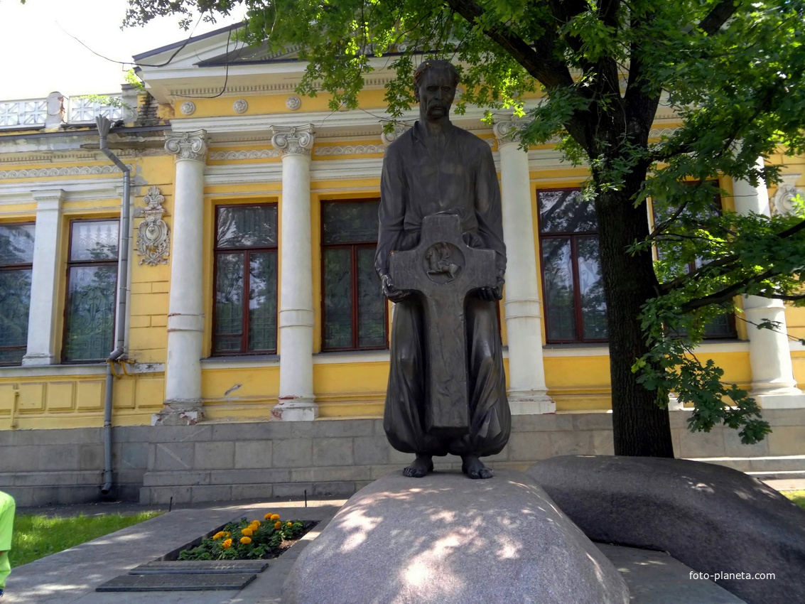 Днепропетровск. Памятник Дмитрию Ивановичу Яворницкому.
