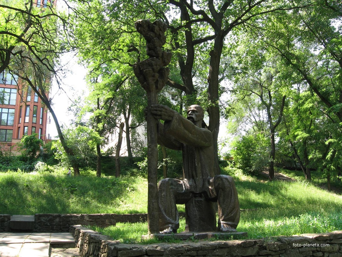 Днепропетровск. Памятник Лазарю Остаповичу Глобе.