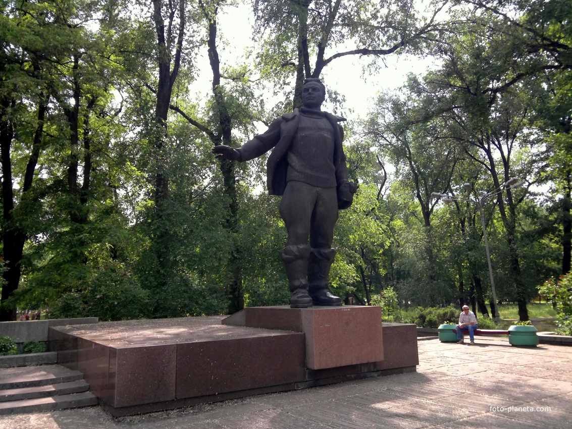 Днепропетровск. Памятник Валерию Чкалову.
