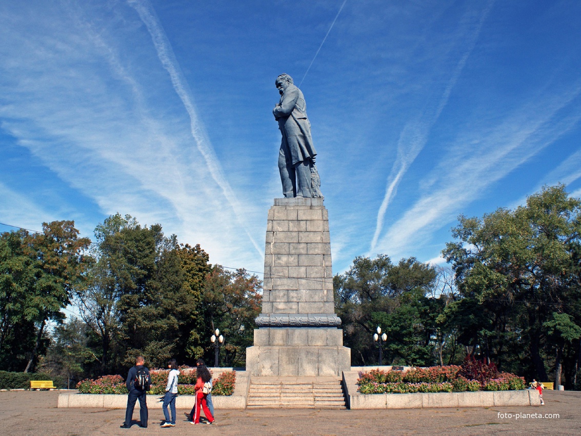 Днепропетровск. Памятник Тарасу Григорьевичу Шевченко.