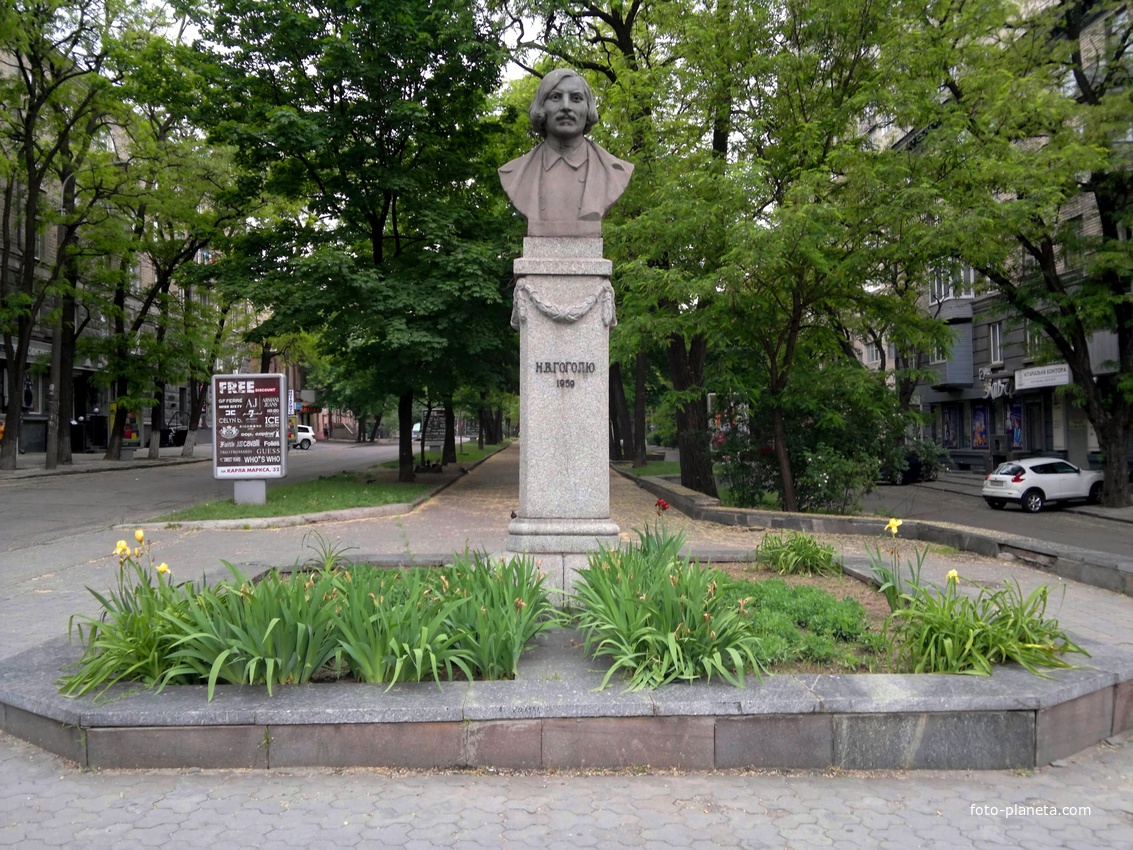 Днепропетровск. Памятник Николаю Васильевичу Гоголю.