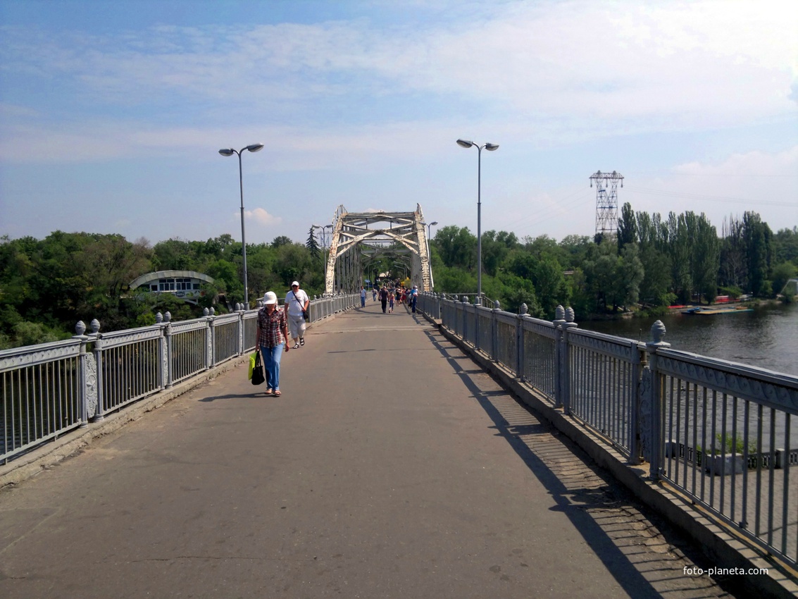 Днепропетровск. Пешеходный мост на Монастырский остров.