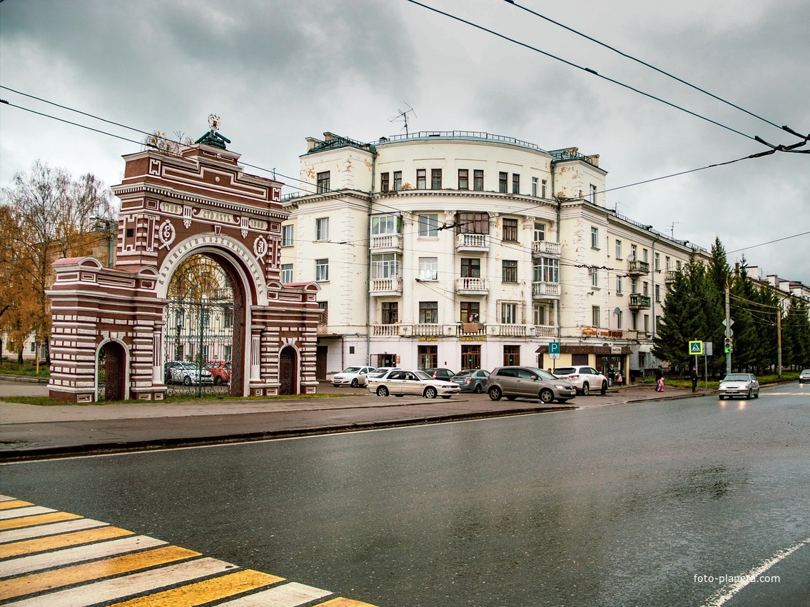 Памятник архитектуры - Красные ворота.
