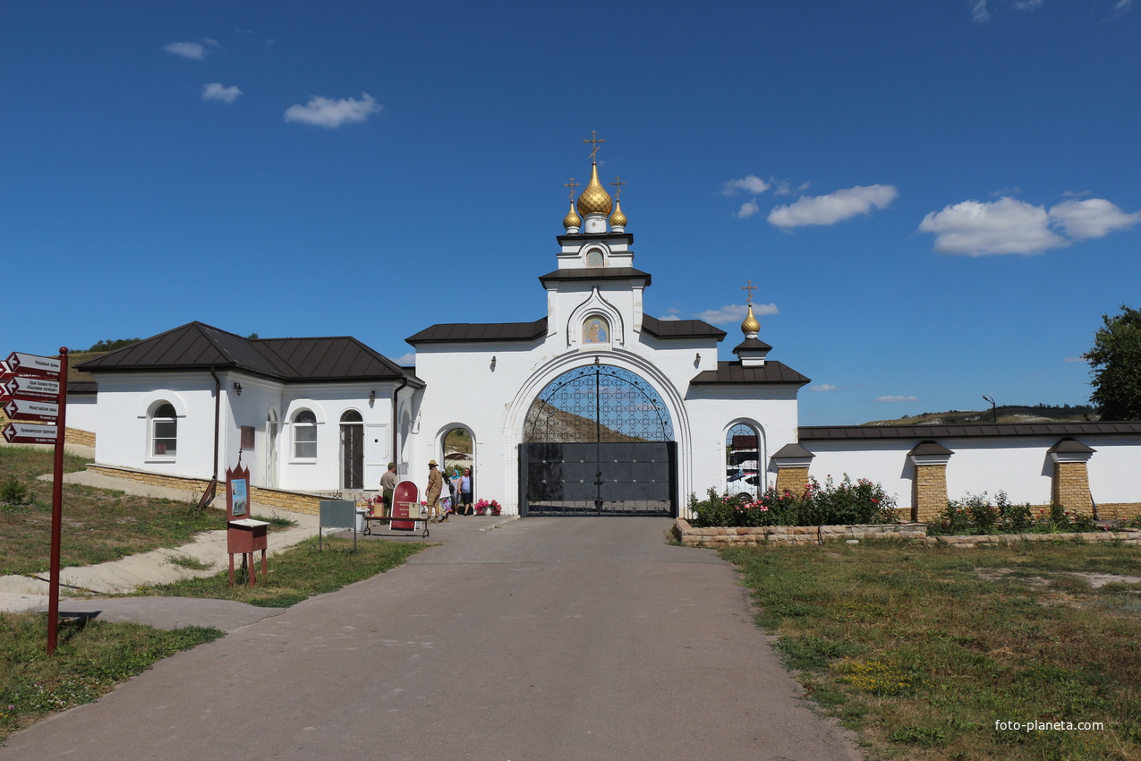 Вход в монастырь