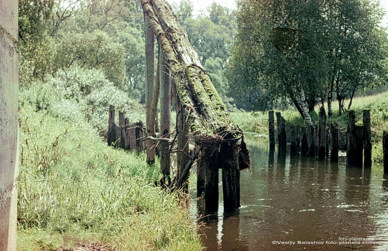 Место старого деревянного моста через Пекшу около Анкудинова, остатки  &quot;Ледореза&quot;