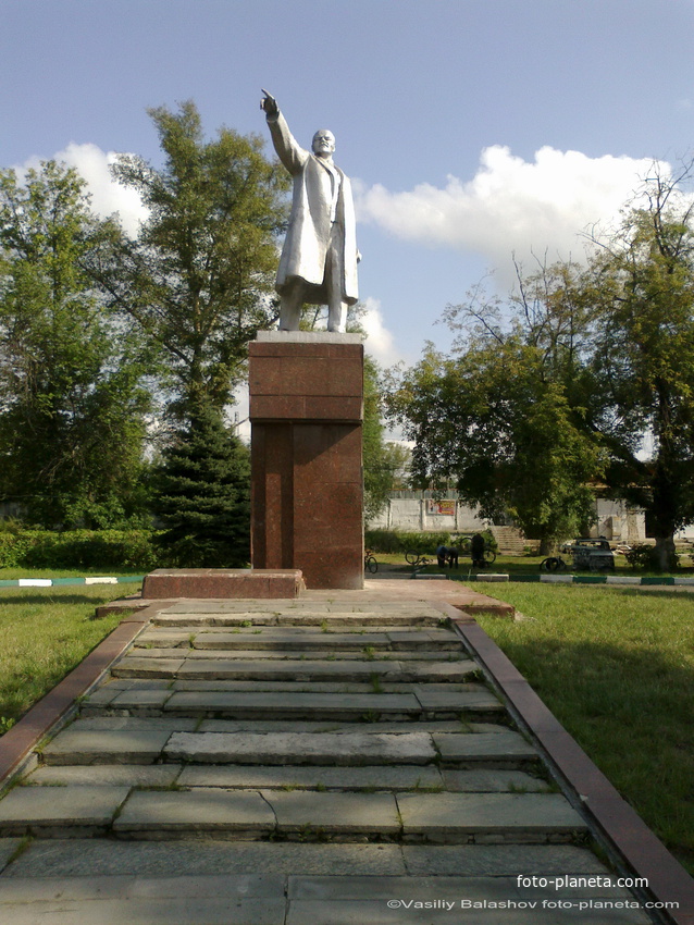 Памятник В.И. Ленину  в сквере у городского парка, открыт 7 ноября 1933 г.