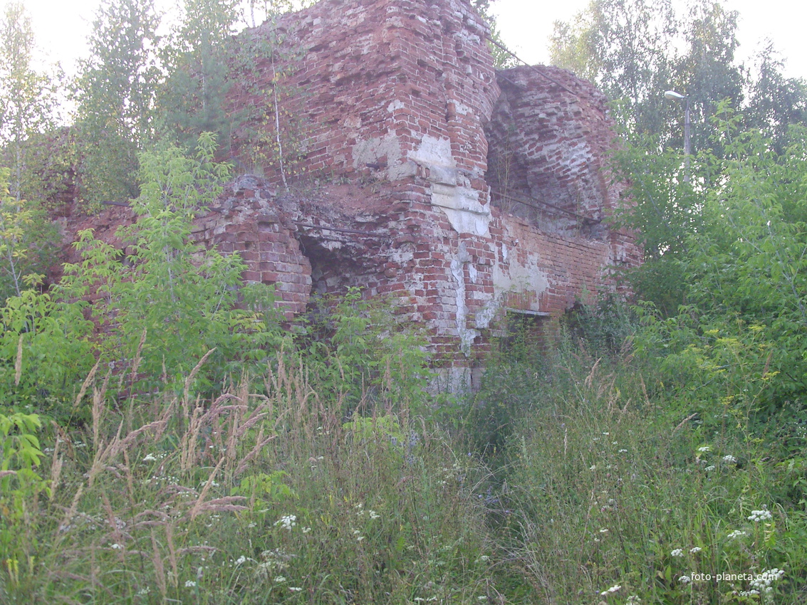 Остатки плотины начала XIX века на реке Гусь