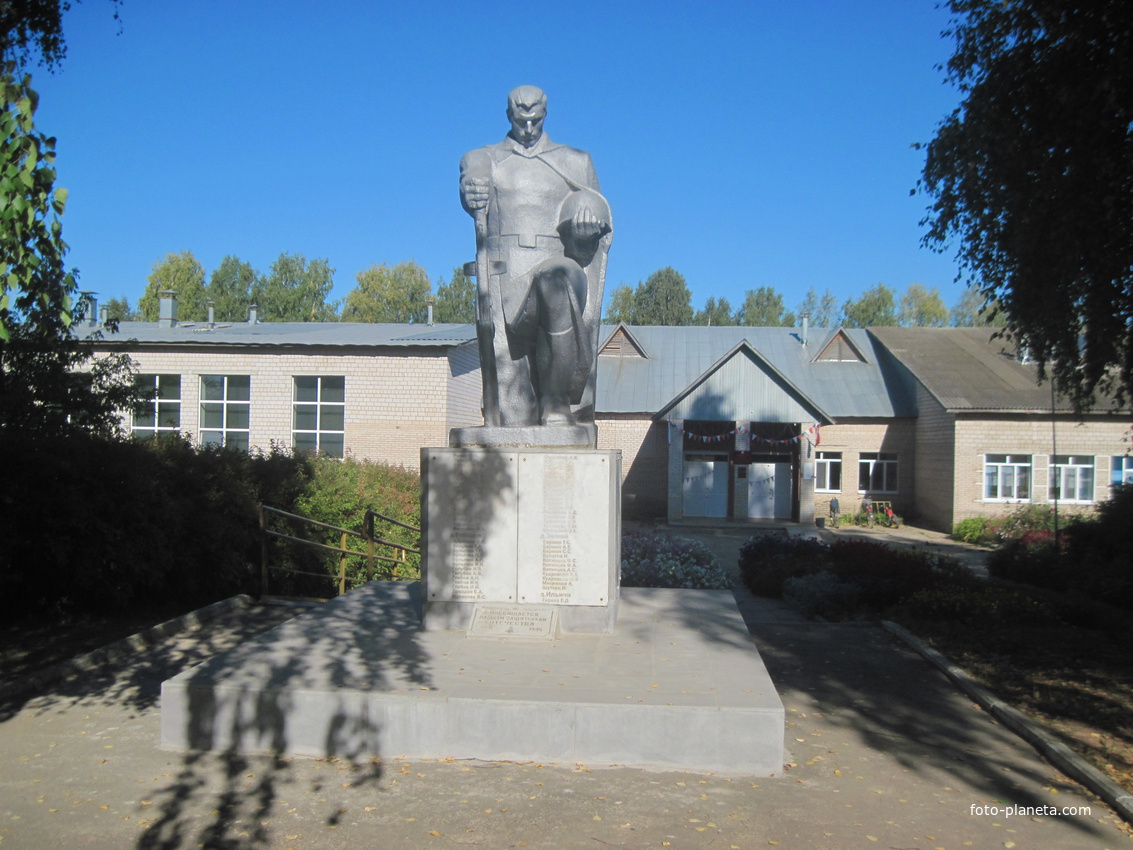 Памятник на территории Узинской школы.