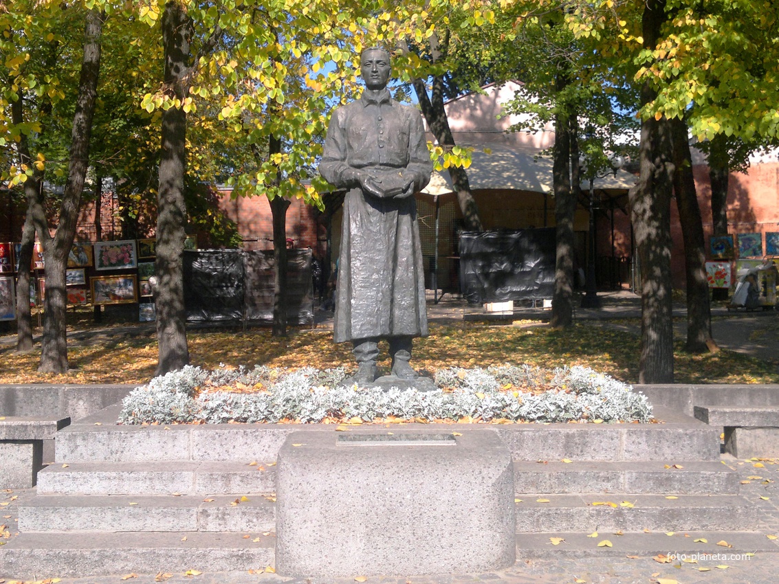 Памятник Григорию Саввичу Сковороде.