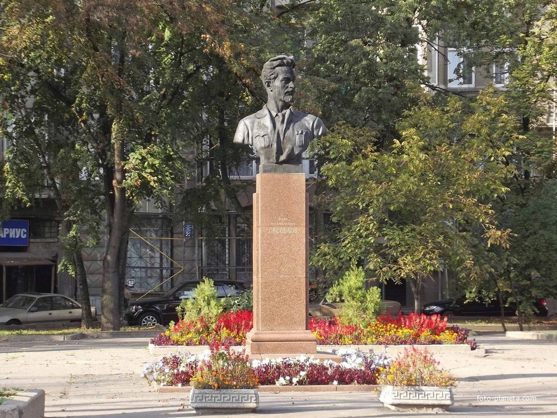 Памятник Якову Михайловичу Свердлову.