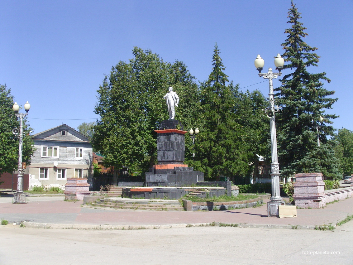 Памятник Ленину около местной администрации
