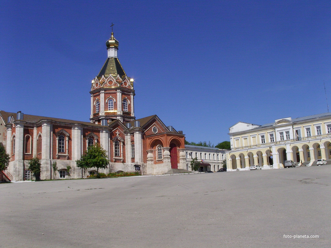 Соборная площадь с Храмом Вознесения и зданием бывшей городской управы и думы