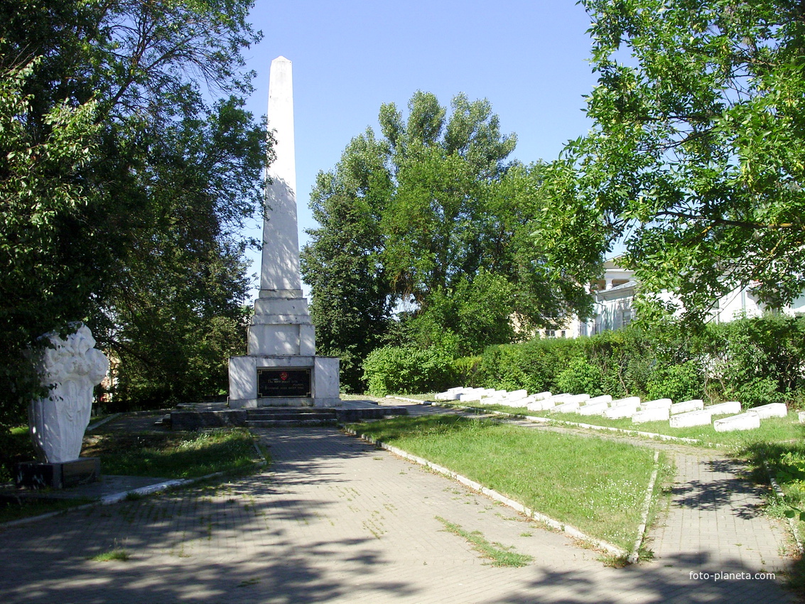 Памятник погибшим от радиационных катастроф и обелиск, посвященный погибшим за установление Советской власти в Соборном парке