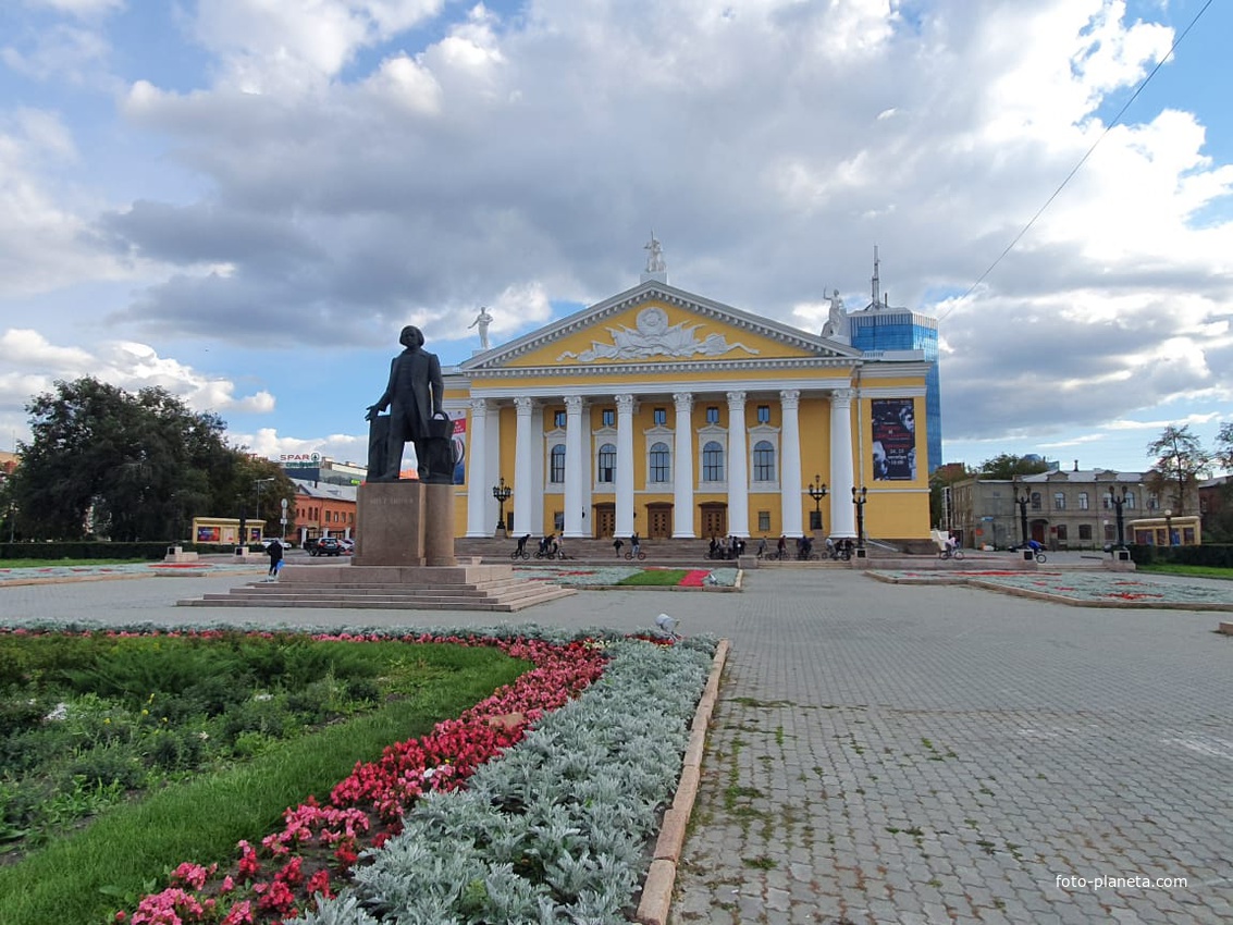 Памятник Глинке и Челябинский государственный академический театр оперы и балета имени Глинки