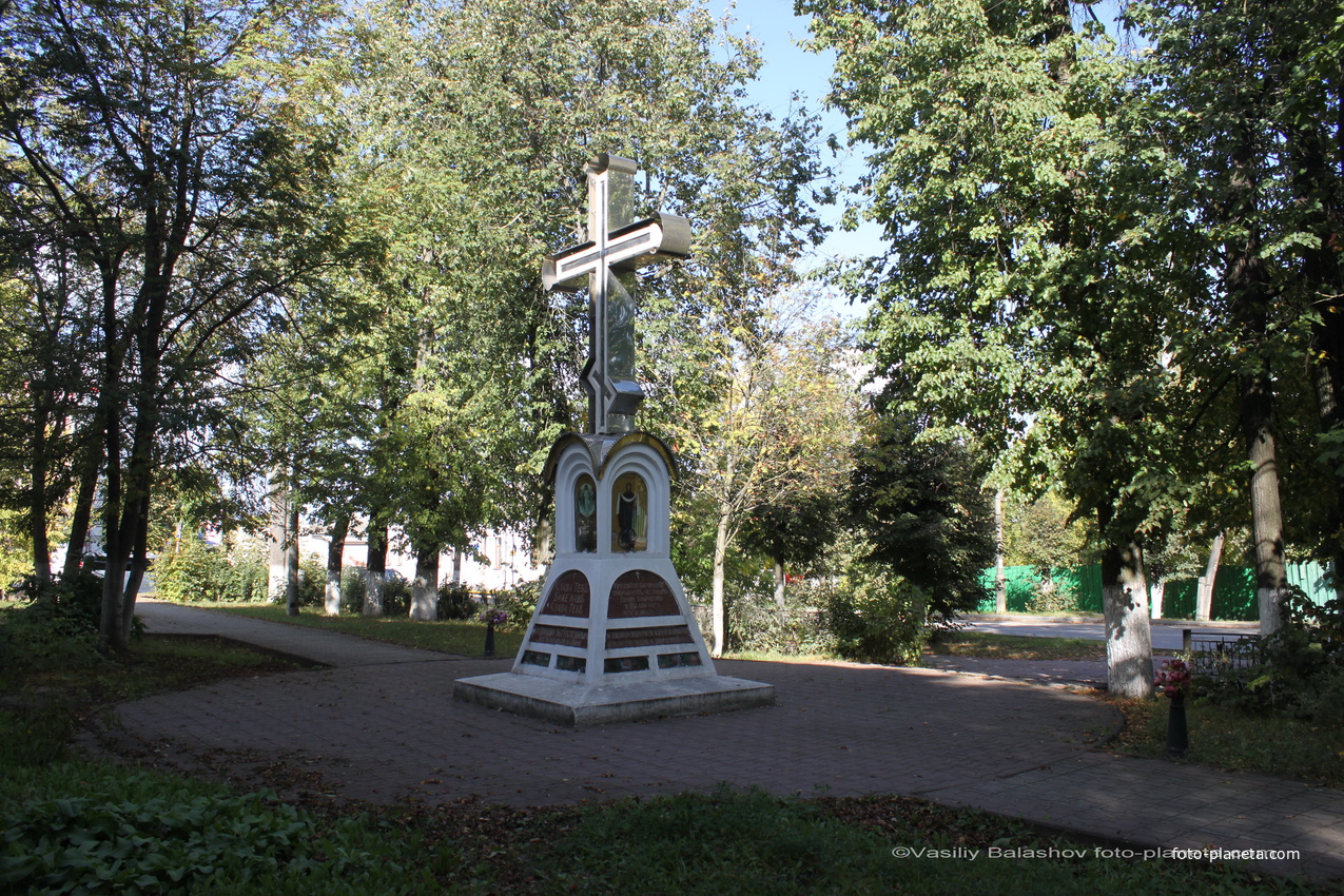 Памятный крест невинно пострадавшим у Троицкого собора