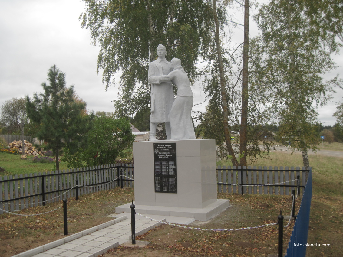Памятник погибшим землякам на улице Молодёжной.