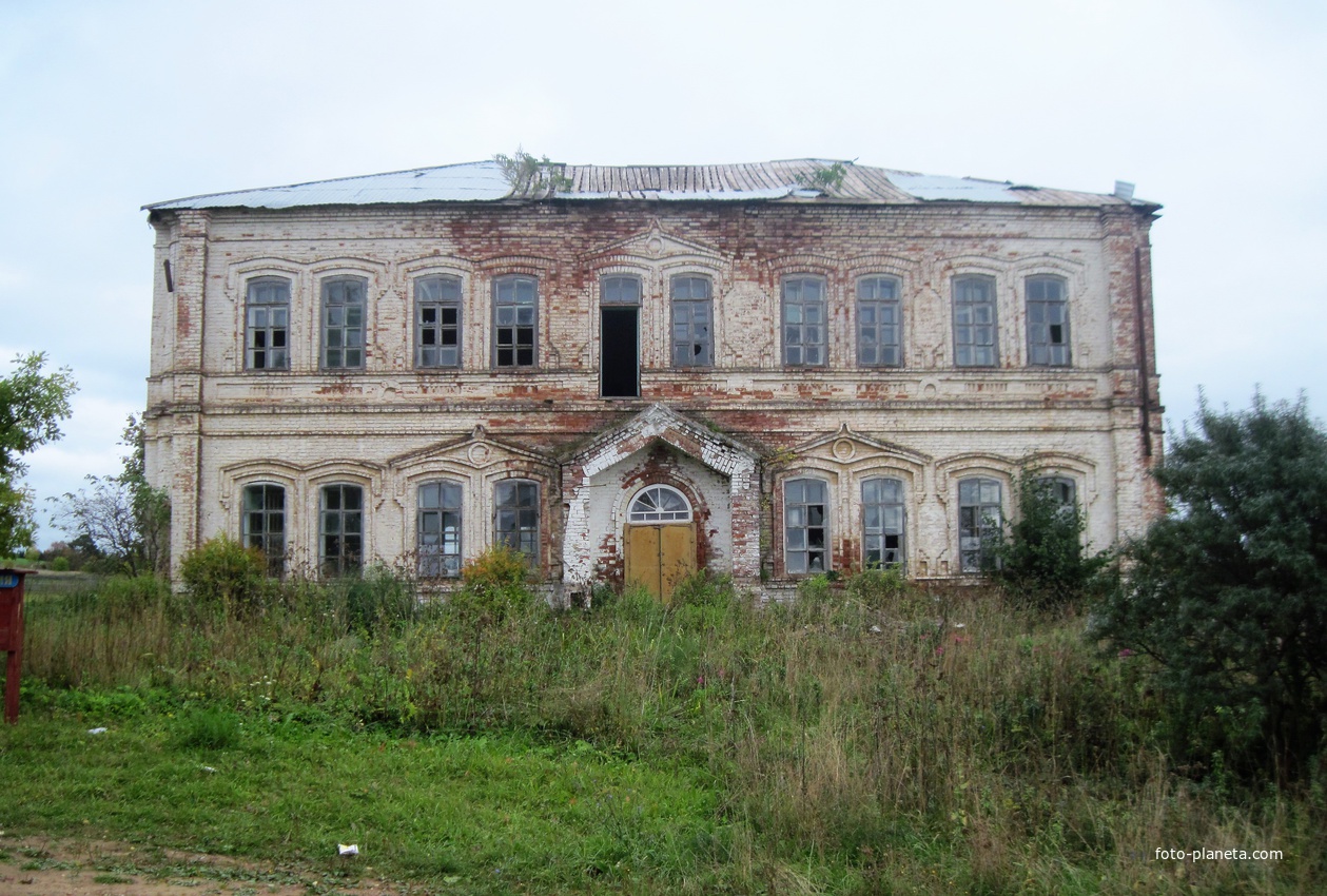 Здание Высшего начального училища в Старых Зятцах.