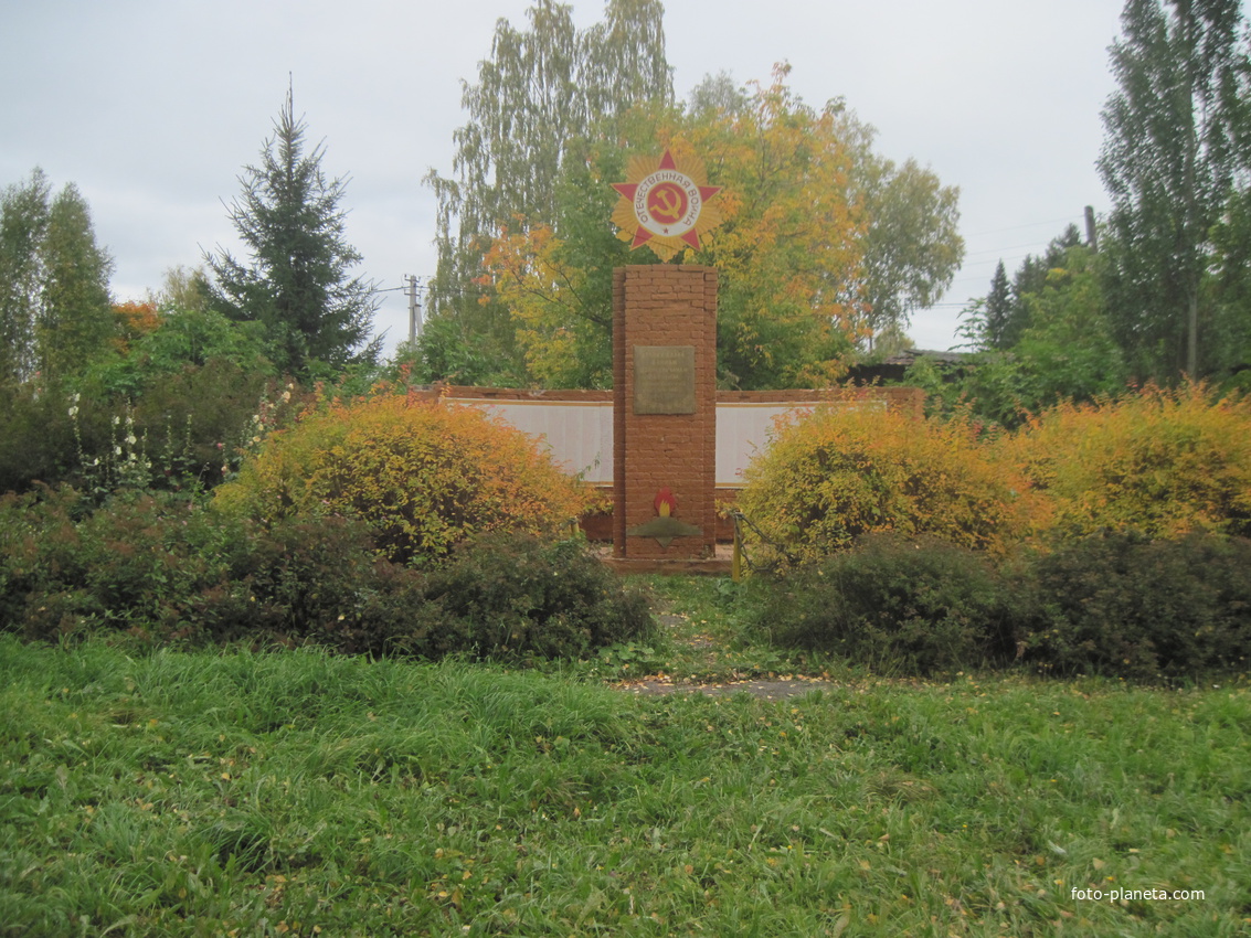 Памятник,погибшим землякам, возле ДК