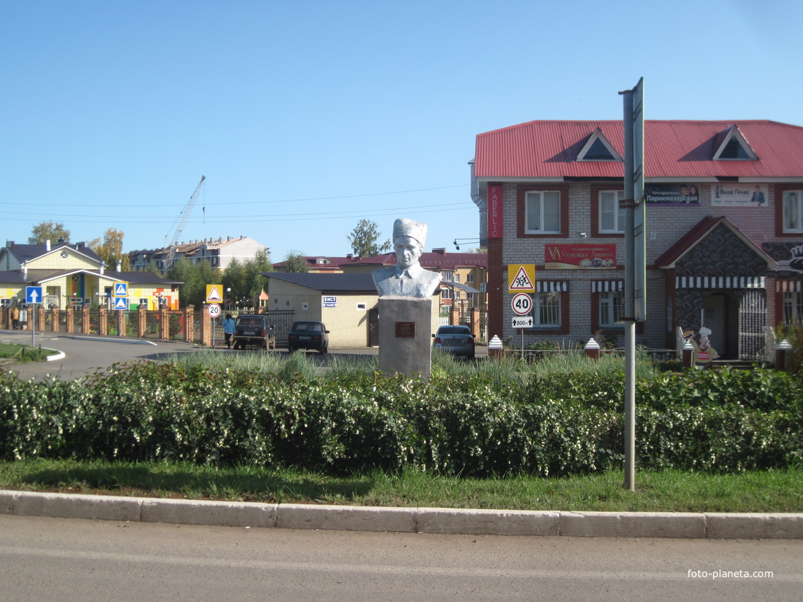 Памятник В.М. Азину на перекрёстке улиц Гоголя и Маркса.