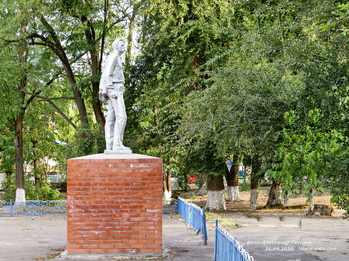 Памятник Максиму Горькому у Дома Культуры.