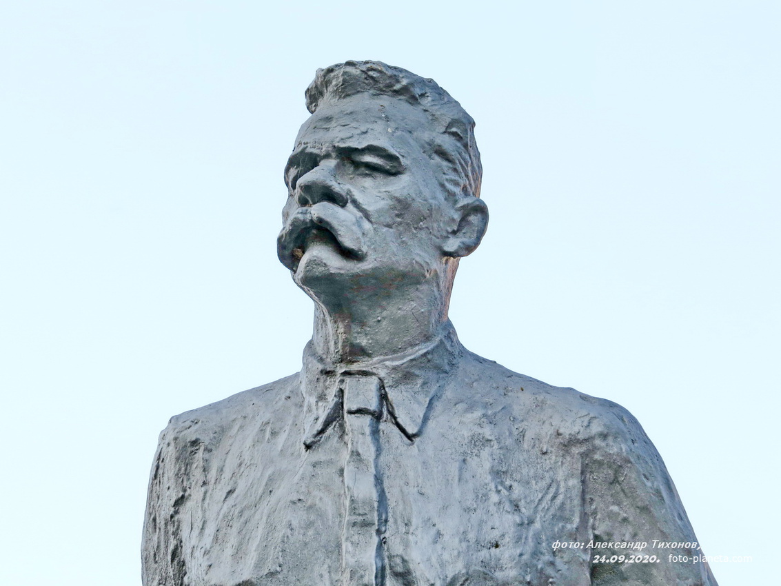 Памятник Максиму Горькому у Дома Культуры.