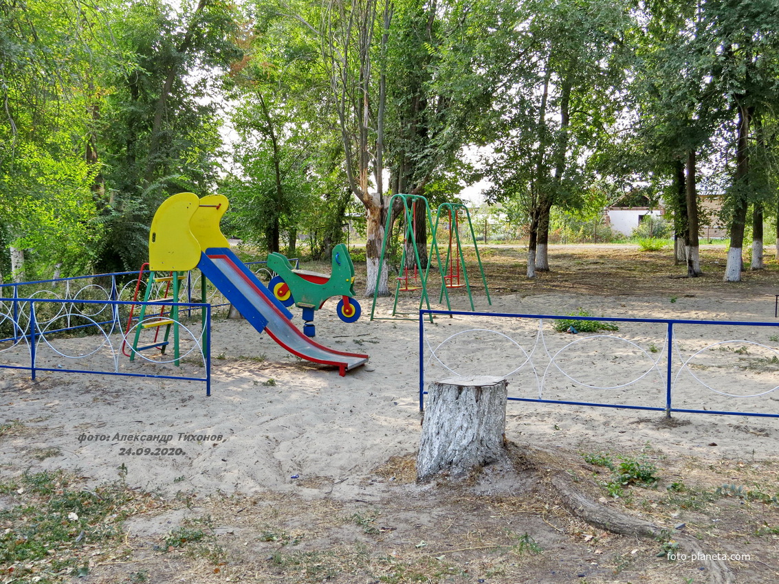 Детская площадка в сельском парке