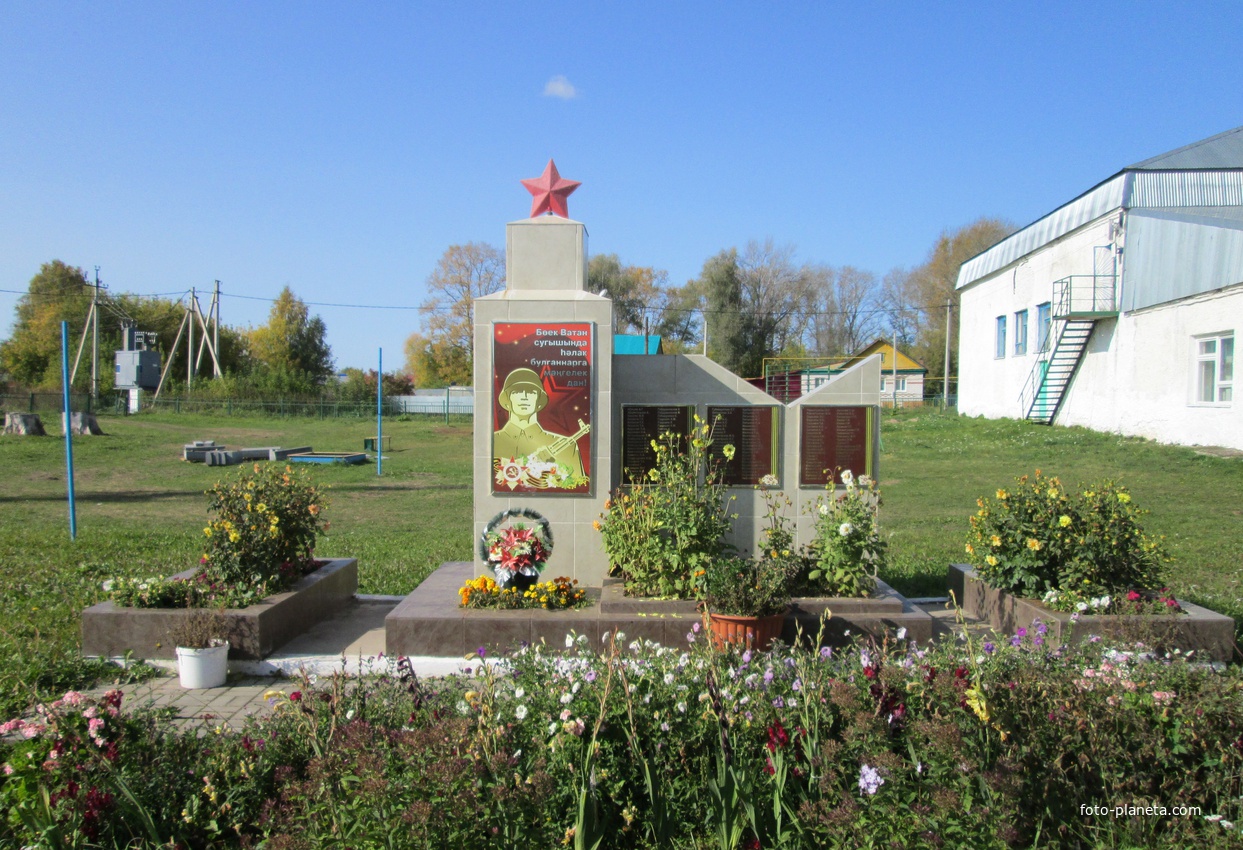 Памятник рядом с ДК.