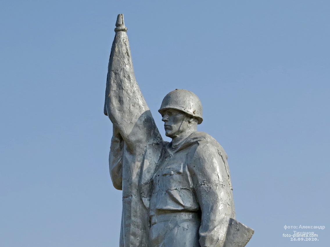 Памятник (фрагмент) на братской могиле воинов, погибших при освобождении хутора в январе 1943 года.