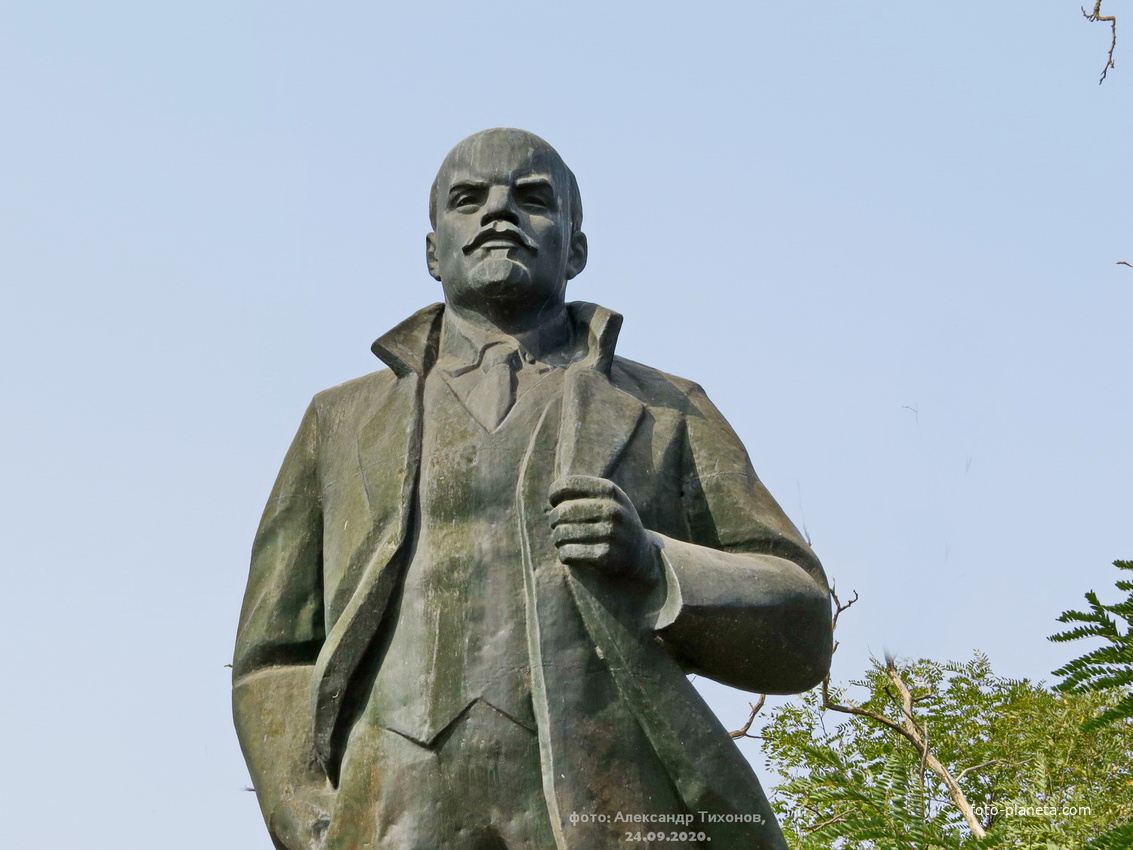 Памятник Ленину в сквере у клуба (фрагмент)