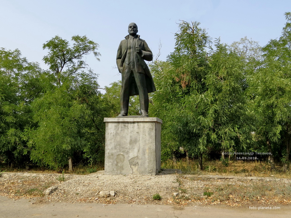 Памятник Ленину в сквере у клуба