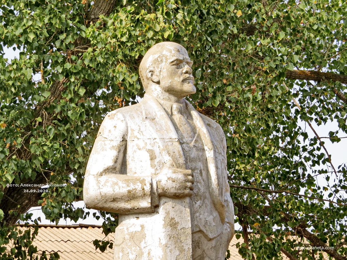 Памятник Ленину (фрагмент)