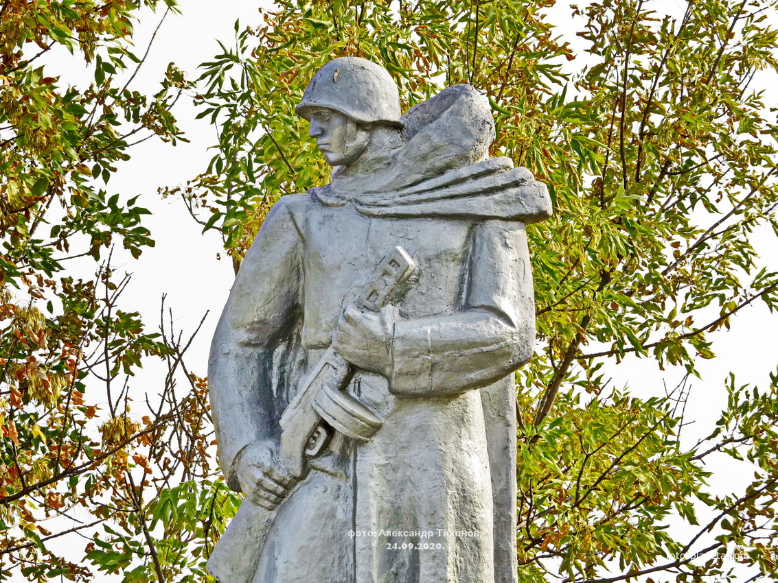 Мемориал, братская могила ВОВ. Фрагмент памятника павшим воинам